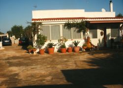 VILLA A 400 METRI DI DISTANZA DALLO SPLENDIDO MARE DI OSTUNI